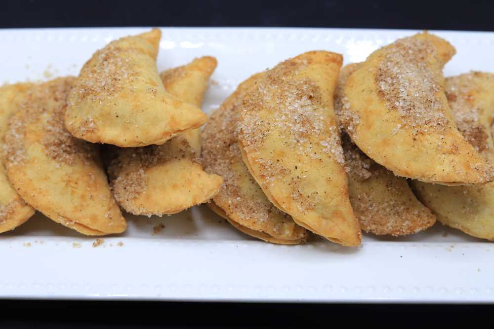 فطائر الخوخ المقلية بالقرفة