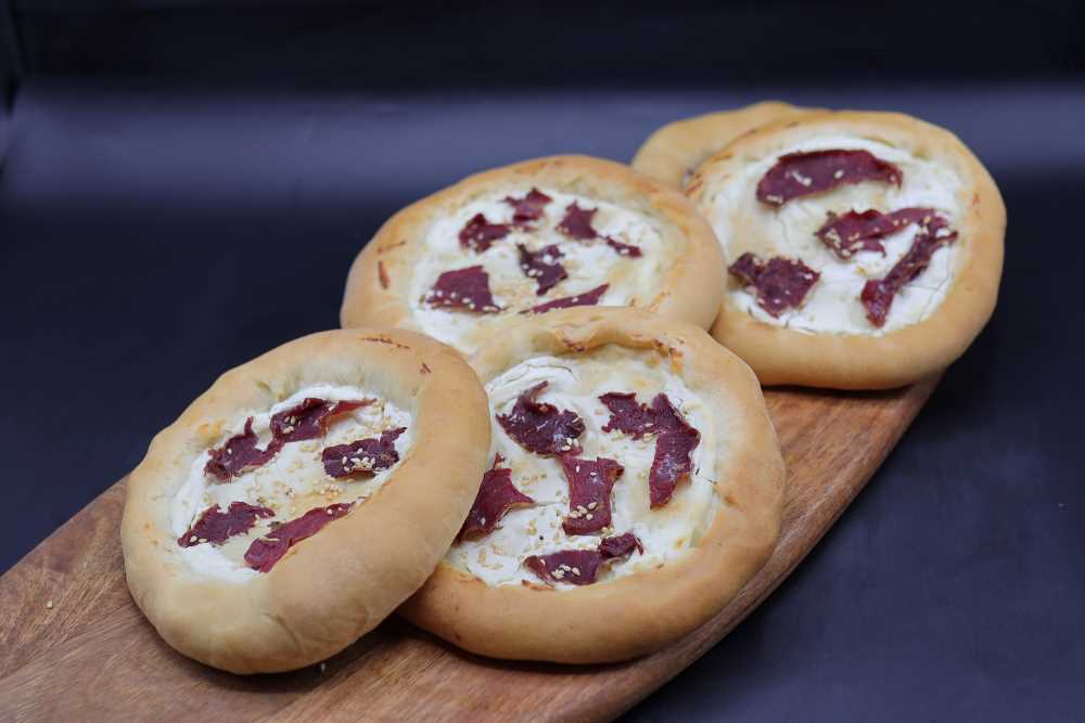 فطائر بسطرمة وجبنة كريمي