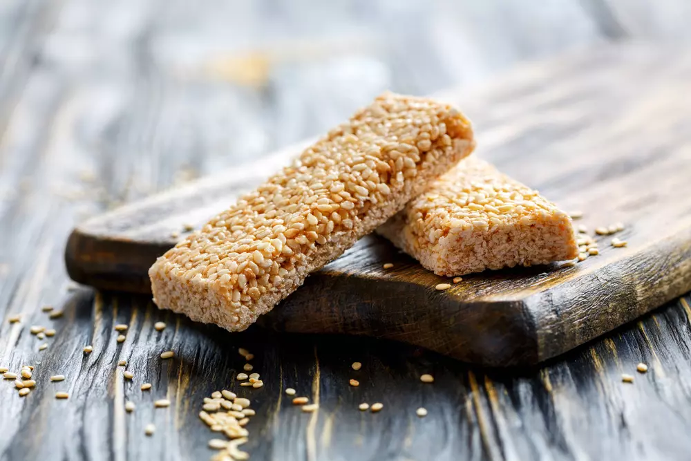 في مولد النبي.. طريقة عمل الحلاوة السمسمية في البيت