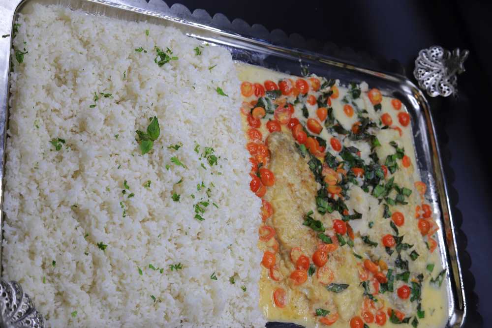 فيليه سمك بالطماطم والريحان