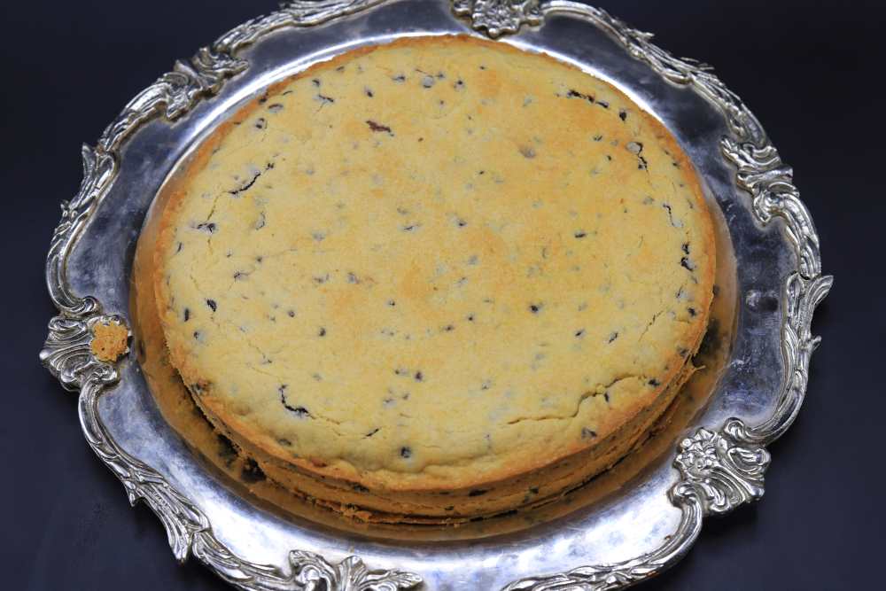 كوكيز عملاقة بحشوة شوكولاتة