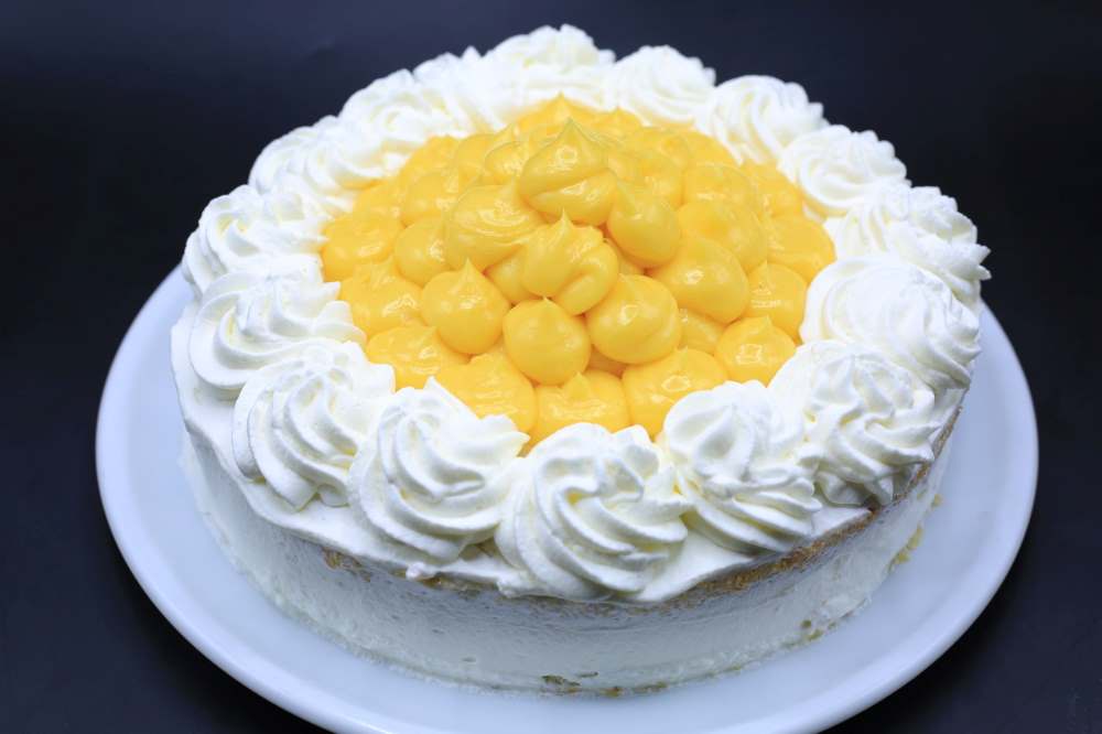 كيك كريمة جوز الهند مع زبدة مارينج الأناناس