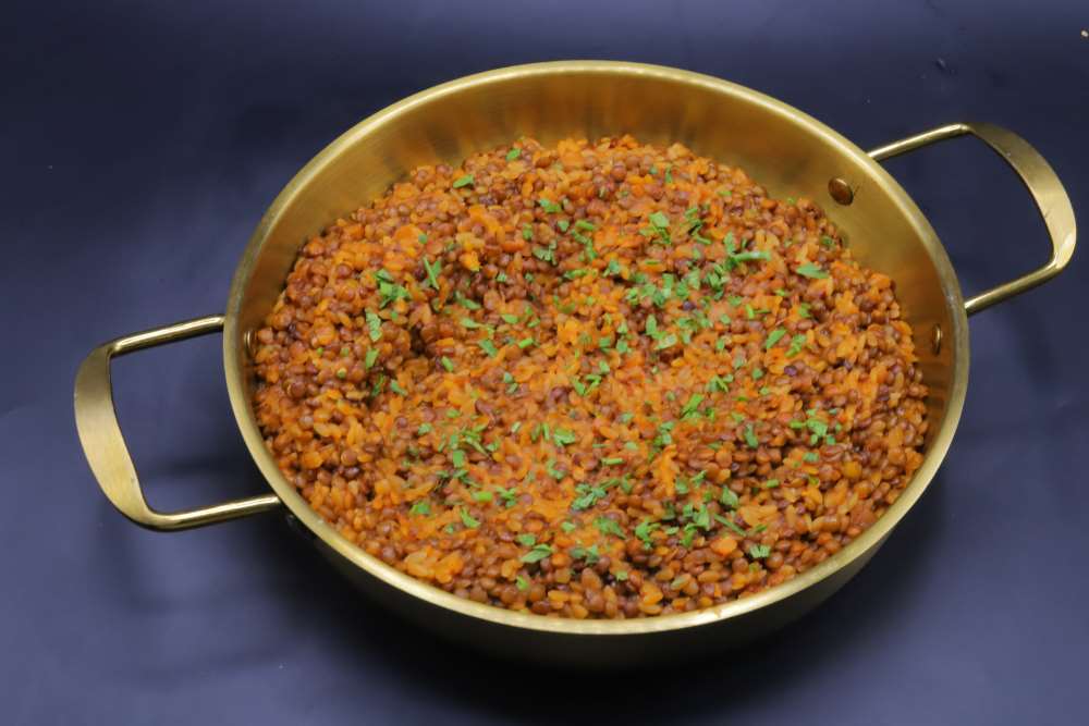 لسان عصفور بالعدس