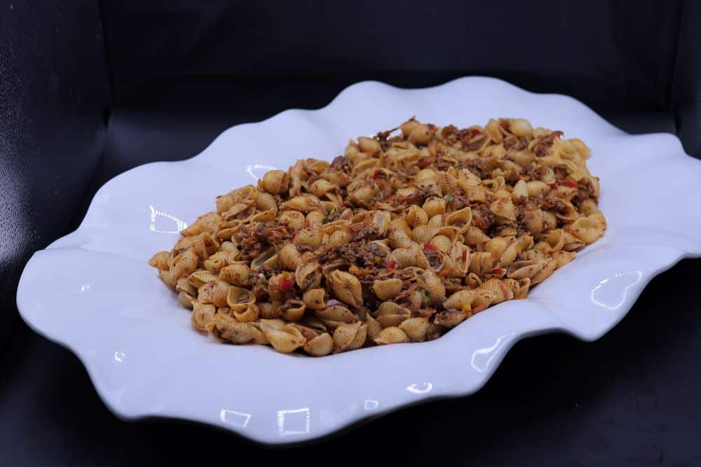 مكرونة باللحمة المفرومة والخضار