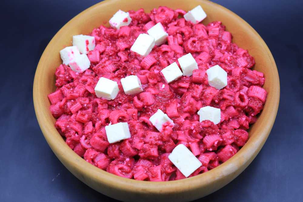 مكرونة بصوص الفيتا والبنجر