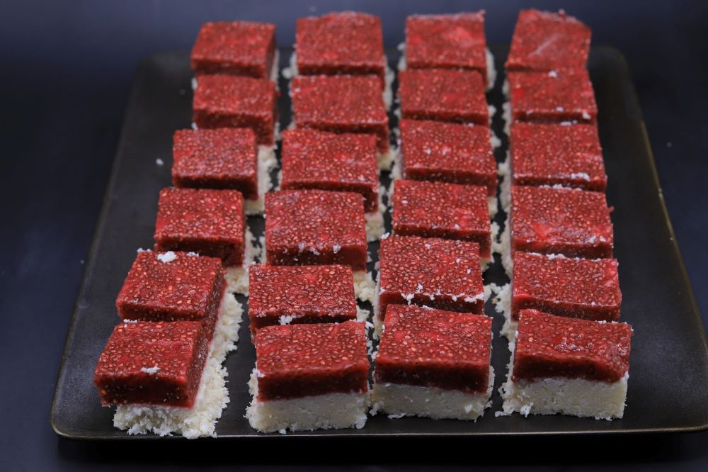 مكعبات جوز الهند بالفراولة والبرتقال