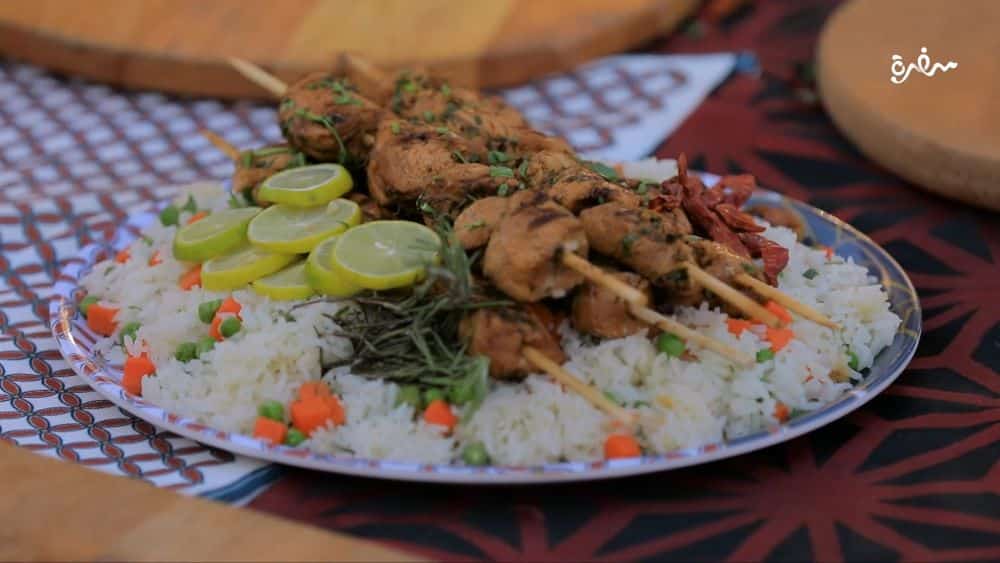 أسياخ شيش طاووق بالأعشاب والليمون