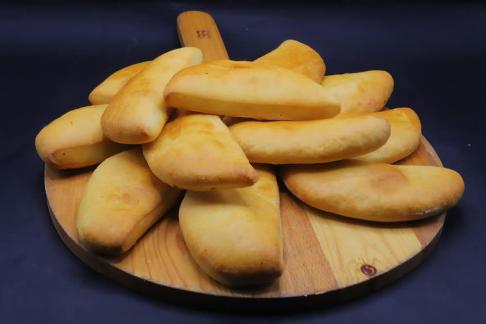 خبز بالجبنة