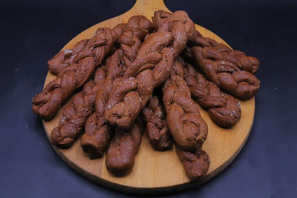 خبز بالكاكاو والسكر