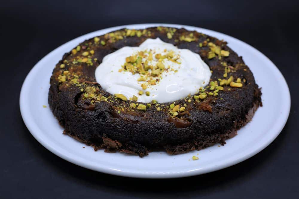 سبونج كيك التين والشوكولاتة المقلوبة