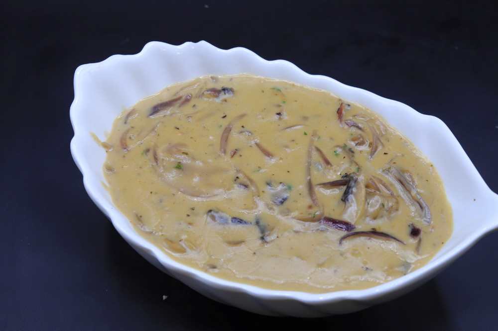 صوص المشروم والبصل المكرمل