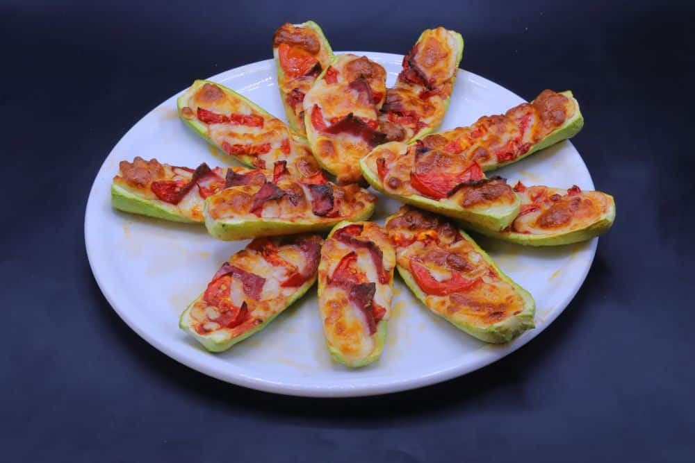 قوارب الكوسة بحشوة البيبيروني