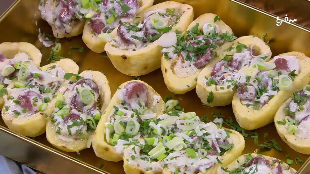 قوارب بطاطس بالسوسيس