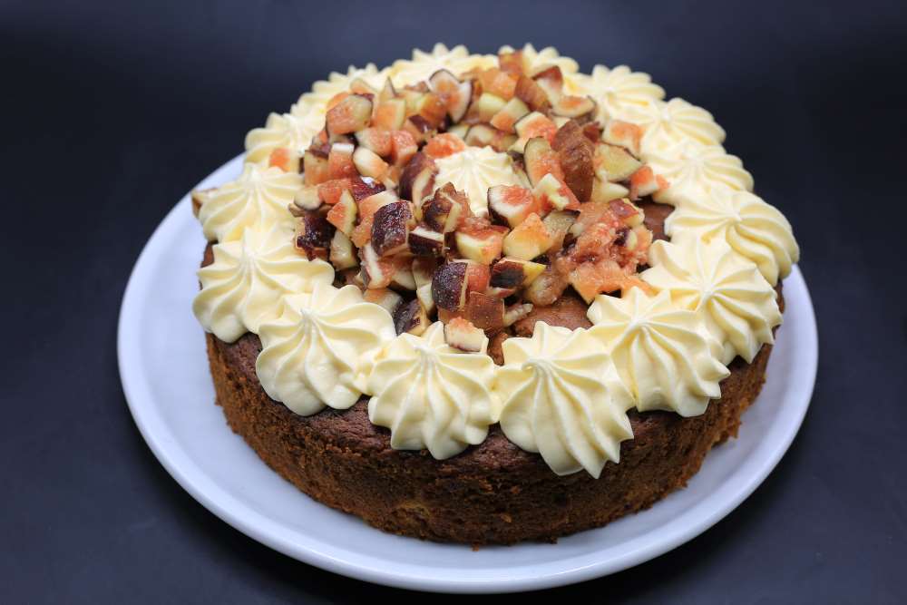 كيكة التين مع كريمة العسل بالجبن الكريمي