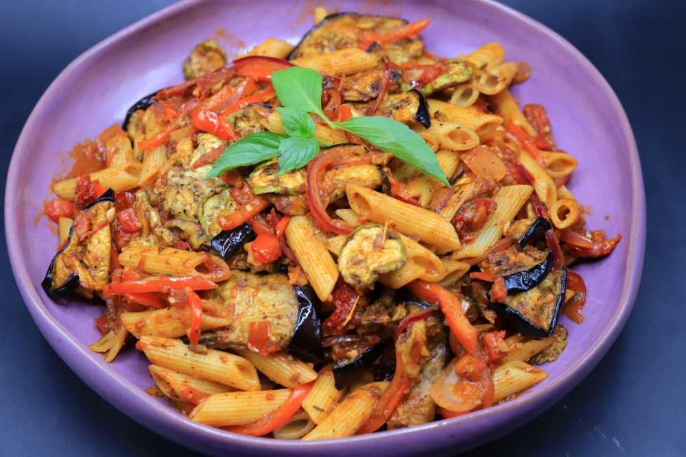 مكرونة بالصلصة والباذنجان