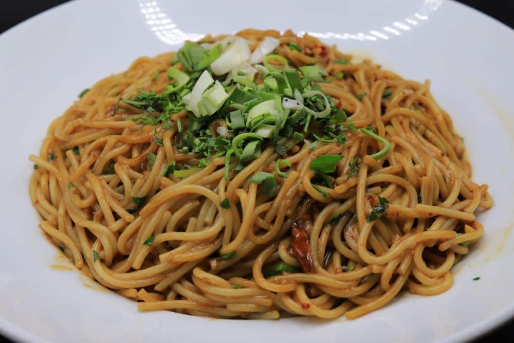 مكرونة بزبدة الثوم والتشيلي