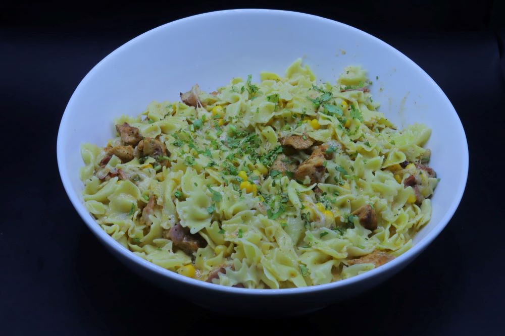 مكرونة كريمي بالدجاج والذرة