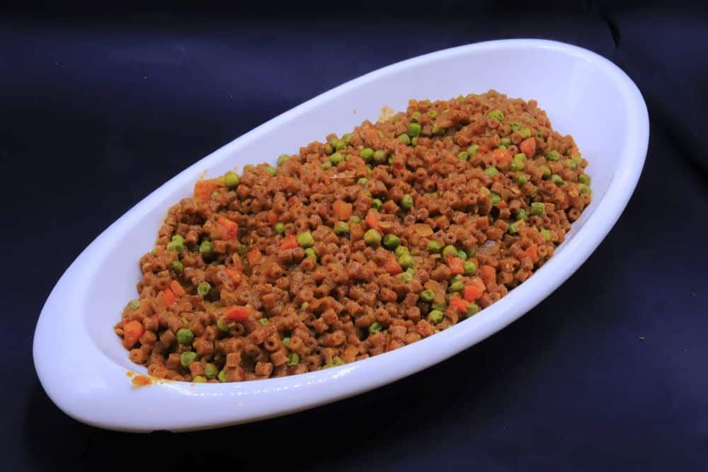 مكرونة محمرة بالبسلة والجزر