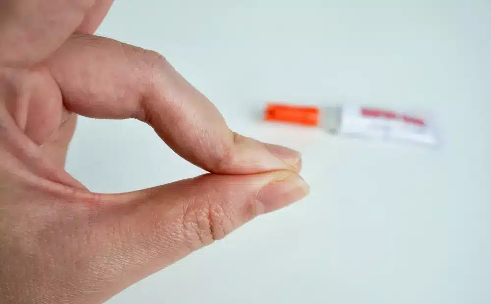 استخدامات لاصق الأمير وكيفية التخلص من بقاياه في اليد