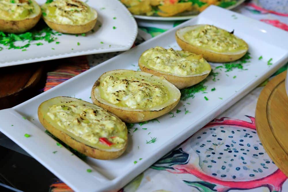 قوارب البطاطس المشوية بالجبنة القريش