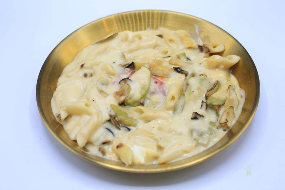 مكرونة بشاميل بالخضار المشوي والقريش