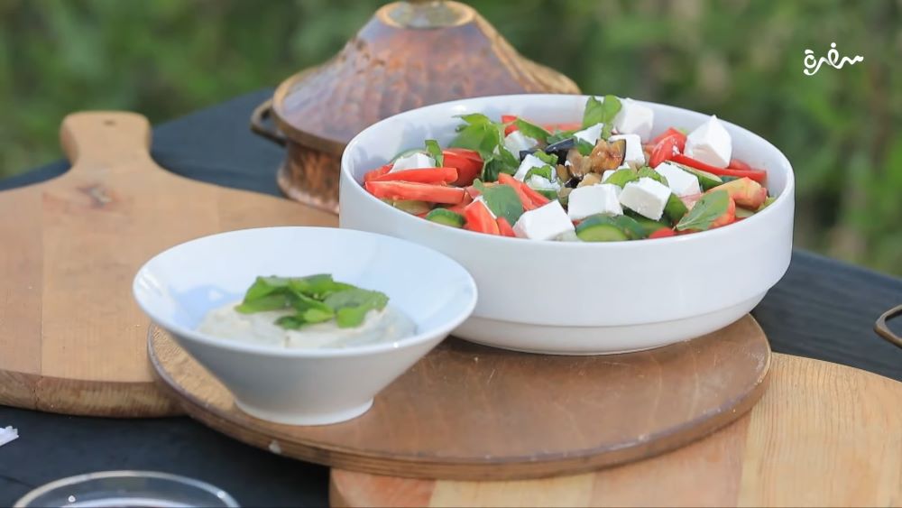 سلطة الباذنجان بالحمص والفيتا