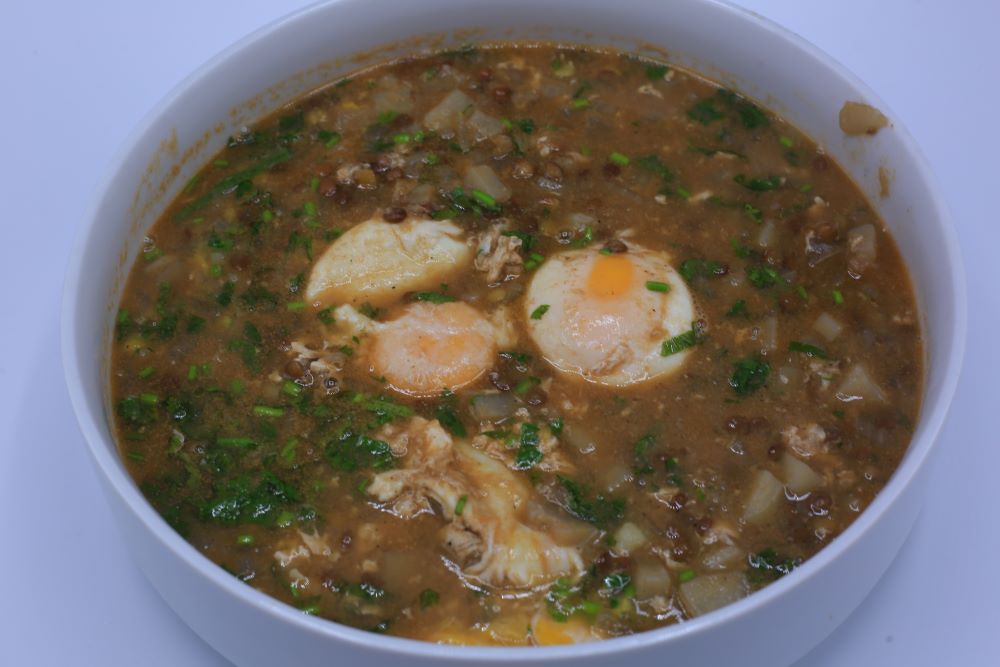 شوربة العدس بالبيض