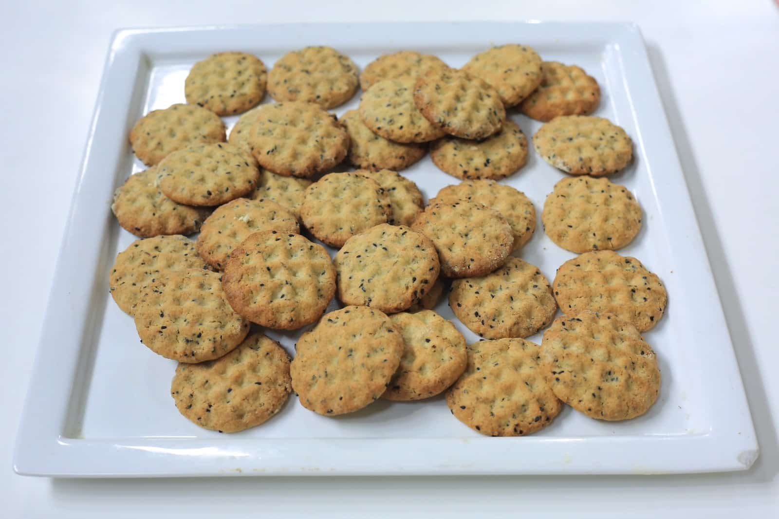 بسكوت السمسم وحبة البركة