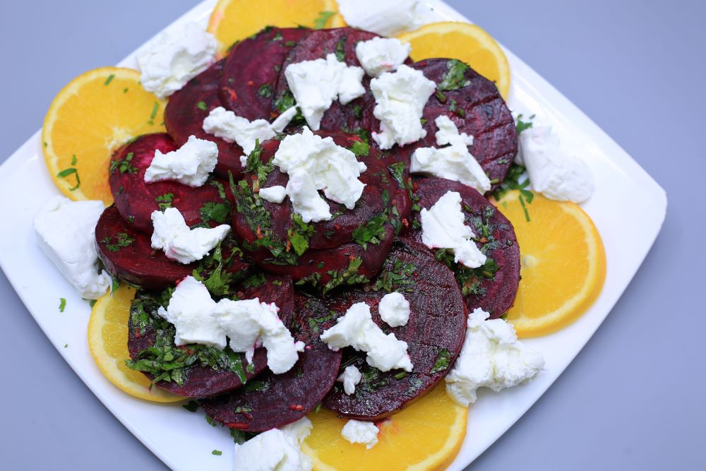 بنجر مشوي بالأعشاب مع الجبن القريش