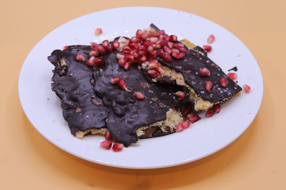 تمر بحشوة الكنافة والشوكولاتة