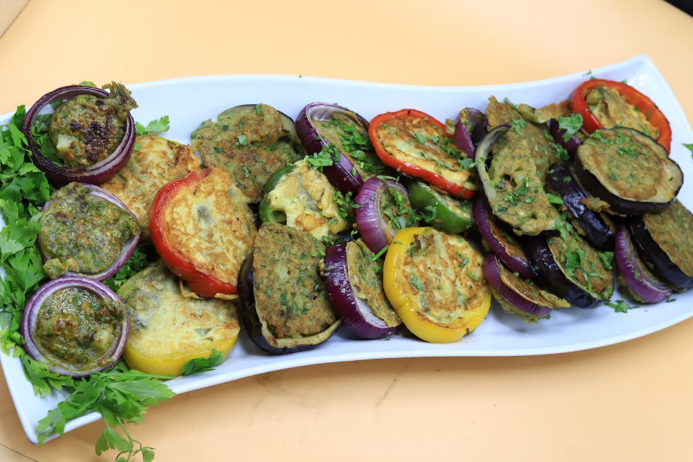 حلقات عجة البصل بالخضار