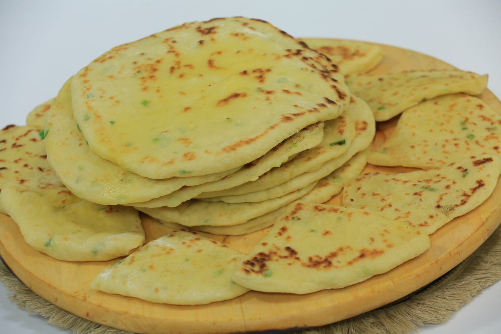 خبز بالجبنة والبصل الأخضر