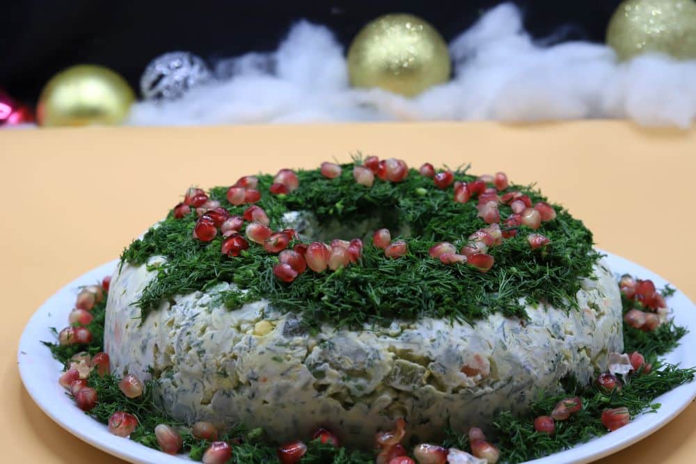 سلطة البيض المسلوق بالخضار والجبنة