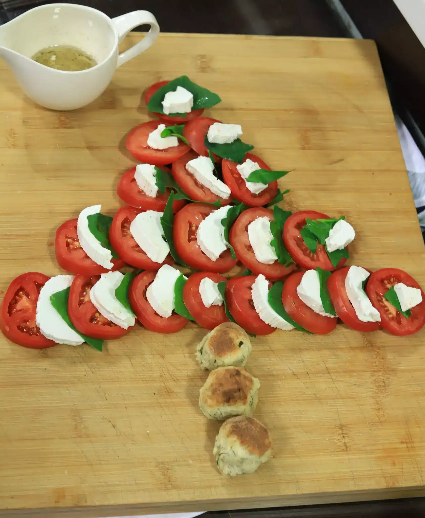 سلطة الجبنة بالطماطم والجرجير