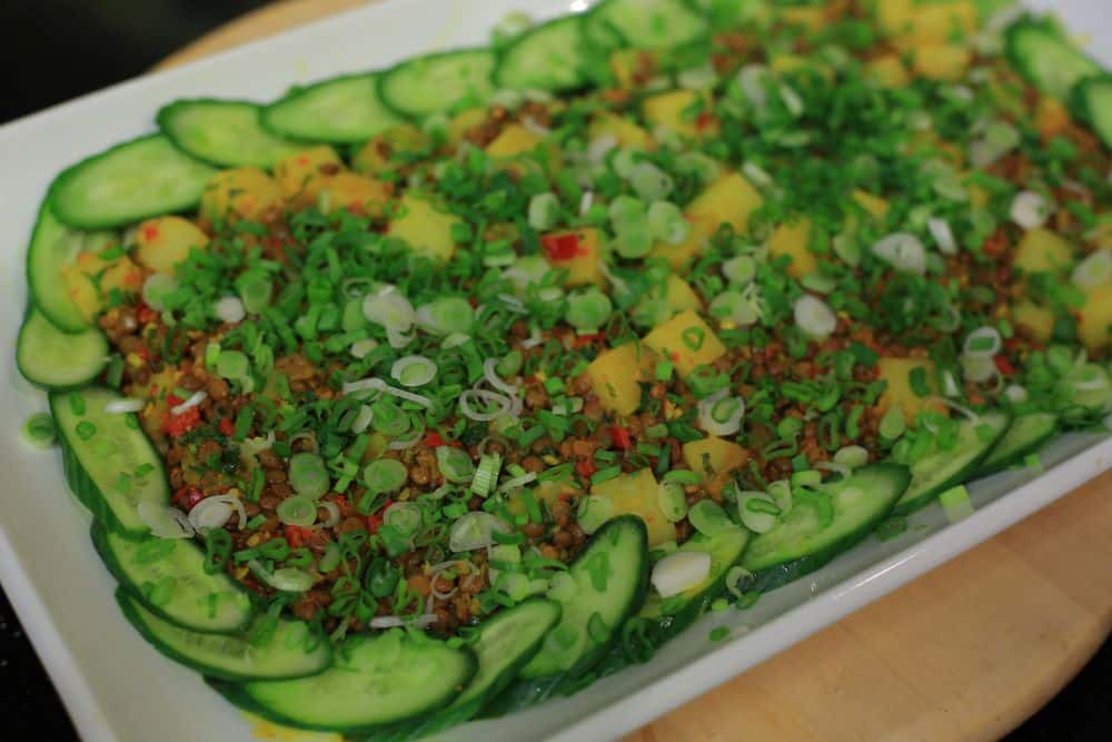 سلطة بطاطس بالعدس البني