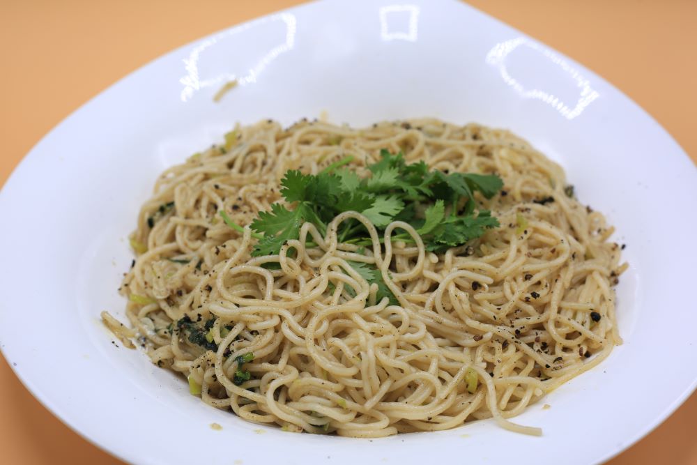 مكرونة بصوص الثوم والكزبرة