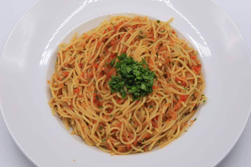 مكرونة بصوص الفلفل المشوي