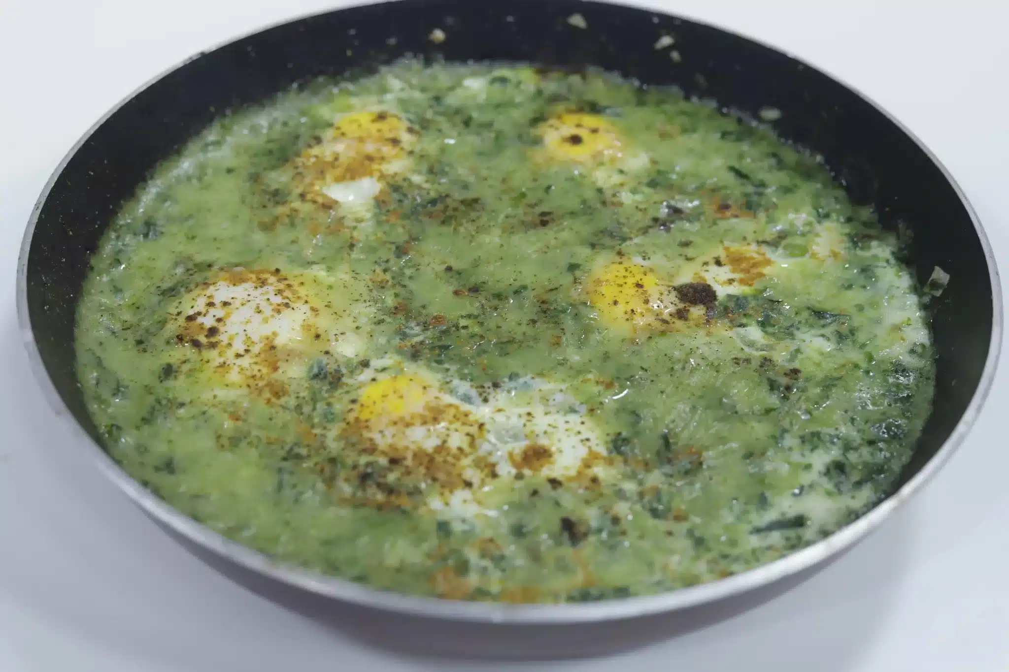 بيض بالسبانخ