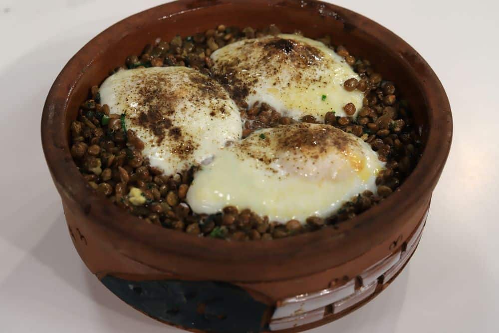 بيض بوشية مع العدس المدمس