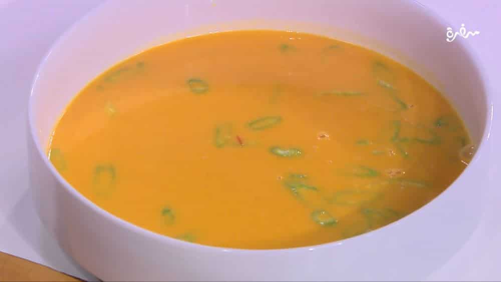 حساء كريمة الطماطم بالكرفس