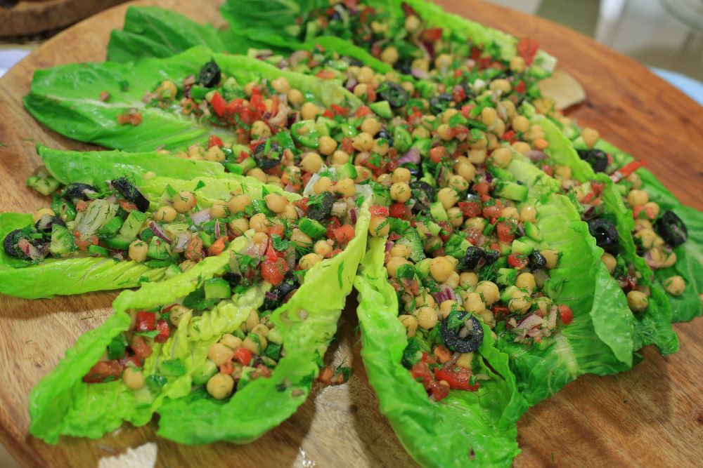 سلطة الخس بالحمص