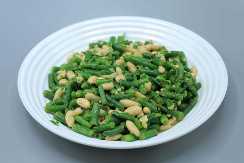 سلطة فاصوليا بيضاء وخضراء