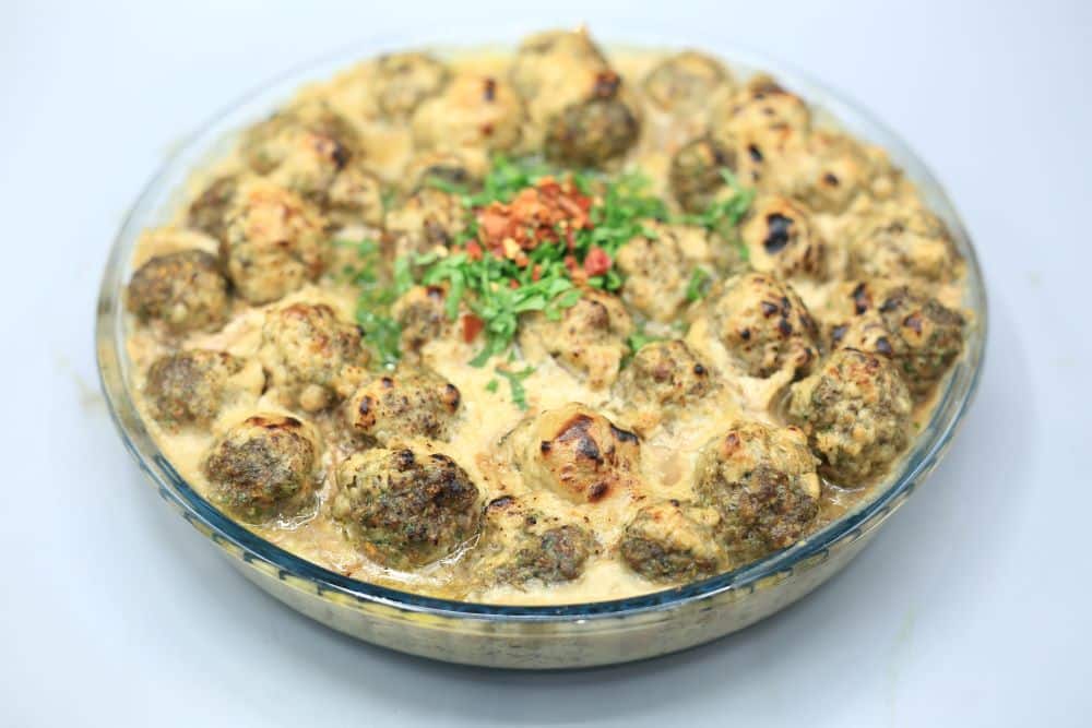 صينية كفتة بالبطاطس بصوص الطحينة