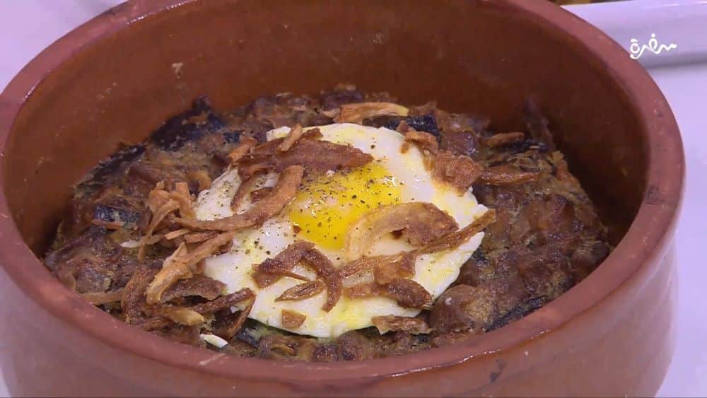 طاجن البيض المخفوق بالباذنجان والبصل المقلي