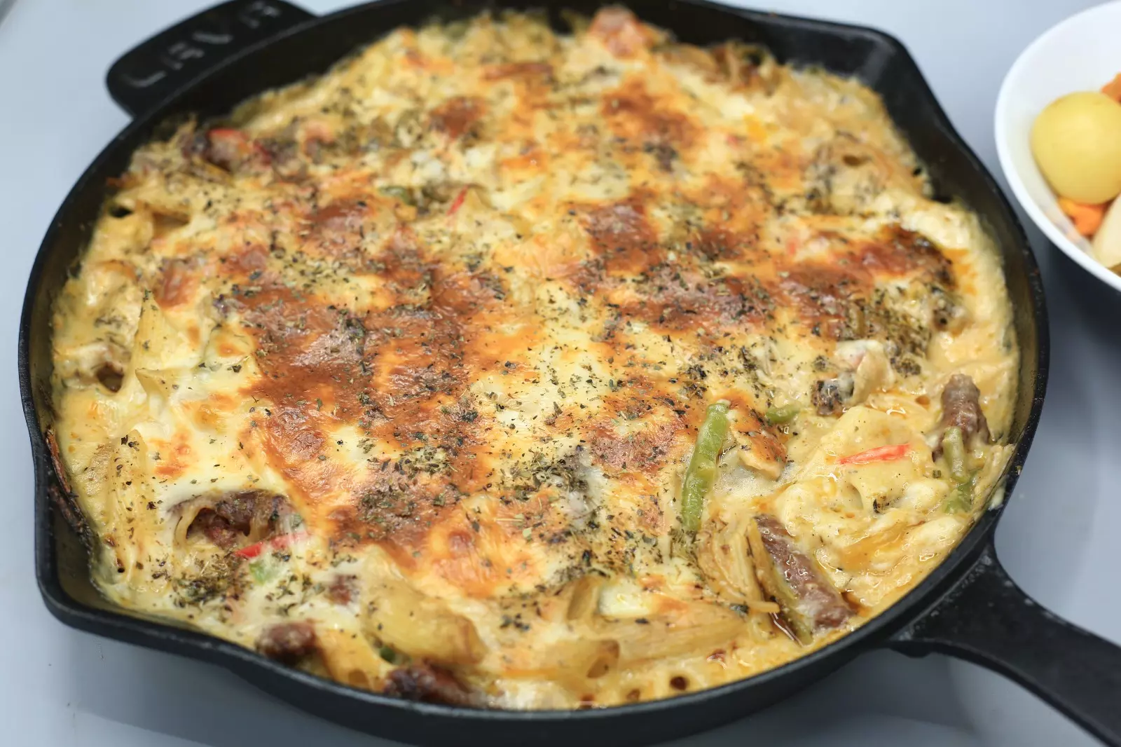 طاسة سجق بالمكرونة