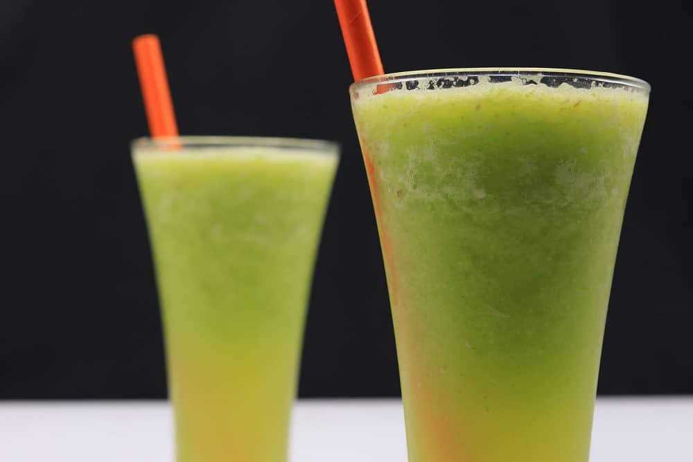 عصير الليمون والبرتقال والخس