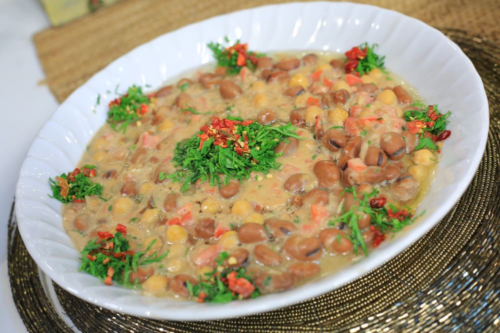 فول وحمص بالطماطم والطحينه