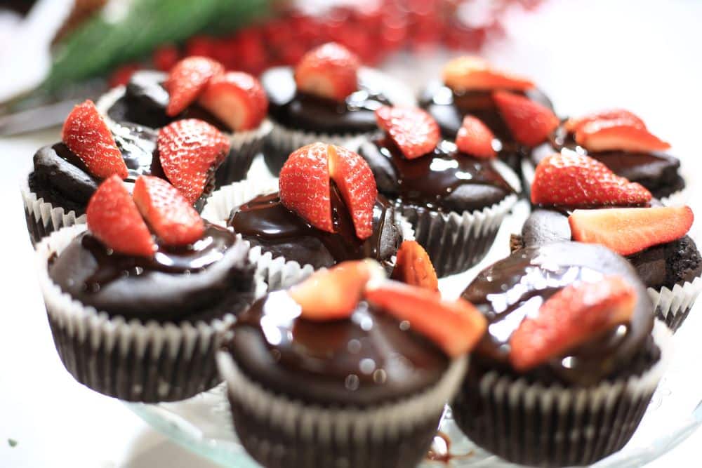 كب كیك شوكولاتة بقطع الفراولة