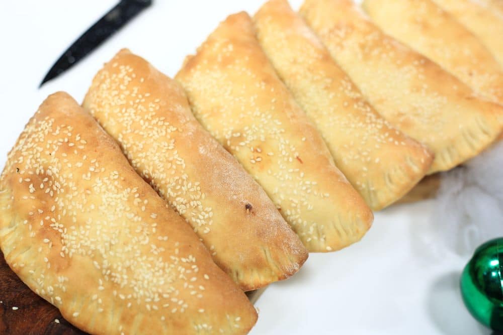 مخبوزات بالجبنة والفلفل المشوي