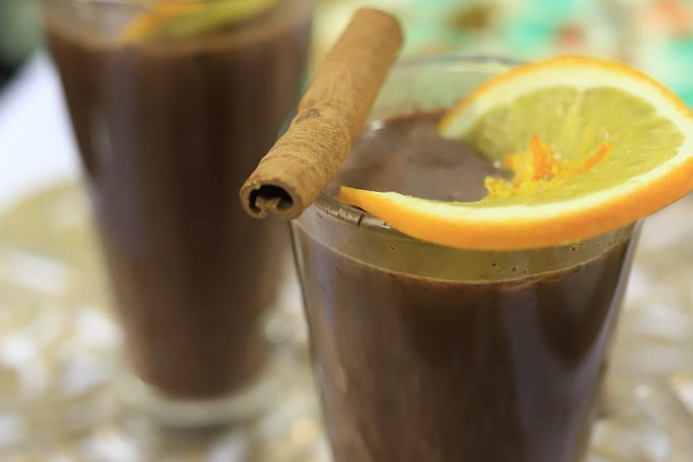 مشروب شوكولاتة بالبرتقال والقرفة